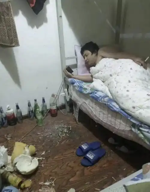 搞笑趣图朋友躺床上玩手机已经快半个月了,他还有救吗
