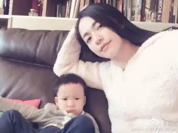 大嘴女王姚晨与儿子小土豆玩自拍