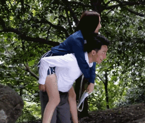 怪不得吴京不让女孩进娱圈,看杨幂吻戏被男演员亲到变形就知道了
