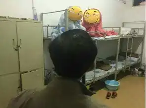 搞笑逗比宿舍滑稽脸搞笑图片班主任查寝战争一触即发
