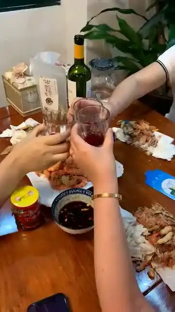 姐妹一起喝酒一起聊天开心
