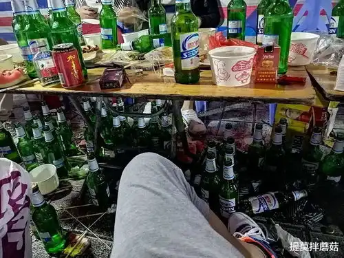 搞笑图片公司年会喝酒可以有多拼人家有专门的醒酒区和医疗队