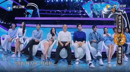 原来娟靠到曾志伟肩上这张图他俩是分开坐的
