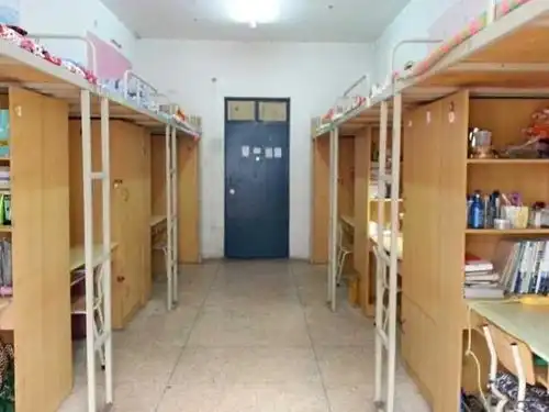 埠蚌住了河南某大学试点男女混住,学生一个澡堂怎么搞
