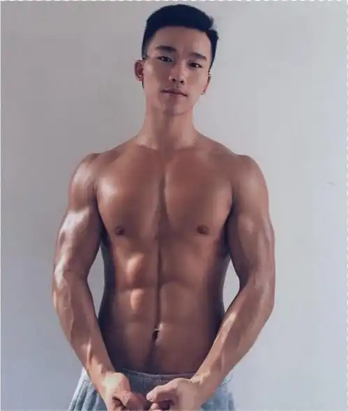 阳光俊朗的气质,爱好健身的精瘦小哥哥,八块腹肌让人羡慕嫉妒哦
