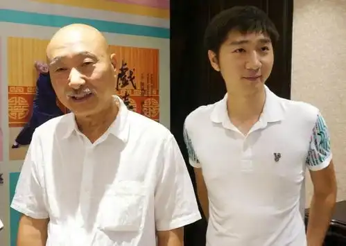 基因太强65岁陈佩斯携儿子拜年,父子共用一张脸
