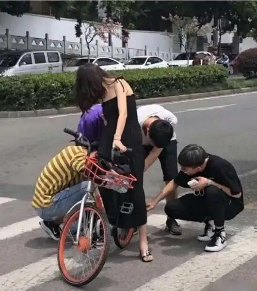每日一笑单身狗看什么看,没见过谈恋爱啊
