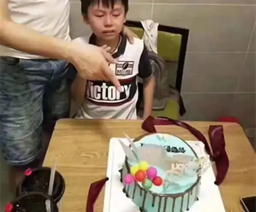 记一次难忘的生日,男孩看到蛋糕的一瞬间崩溃了,网友承受太多
