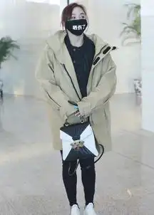 袁姗姗度假回来带晒伤脸口罩
