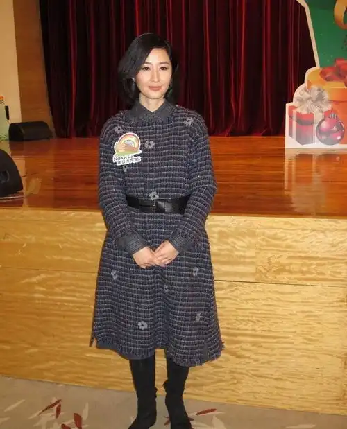 关咏荷和袁咏仪近照对比,差距惊人,只差6岁竟一个大妈一个少女
