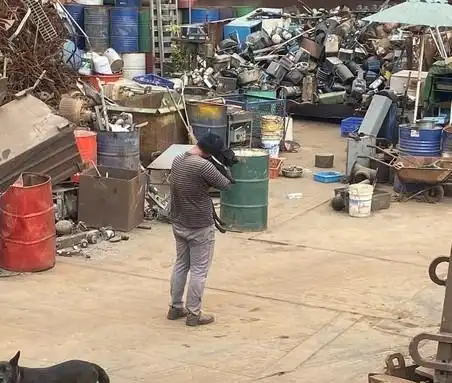 工作累了,老板派出2只狗狗鼓励师,让员工吸狗放松下
