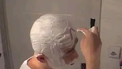 搞笑图片狗狗都成双结伴看球赛来了,你还单着吗
