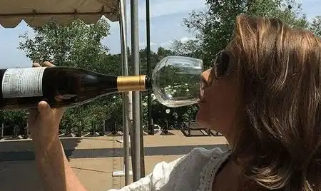 搞笑图片少年这是着急错把女朋友的衣服穿出来了吧,太辣眼睛啊
