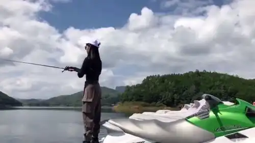 爆笑美女老板约我后山钓鱼,瞬间我感觉整个公司都是我的了
