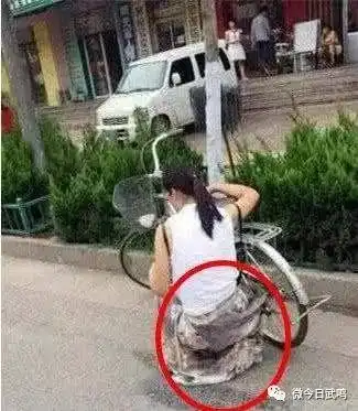 监控千万不要穿裙子骑自行车,后果很无语微今日武鸣
