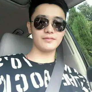 25岁普通男人生活照多张
