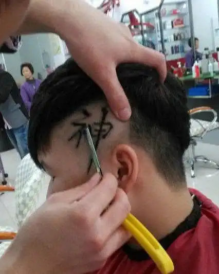爆笑gif图狗狗加油,平时吃了我那么多狗粮,轮到你报答我了
