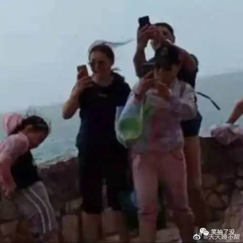 搞笑图片姑娘,穿汉服就别去风大的地方,容易吓着人.

