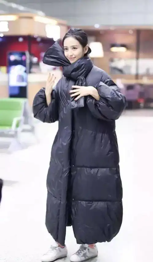 冬季少不了的棉服,今年流行这样穿
