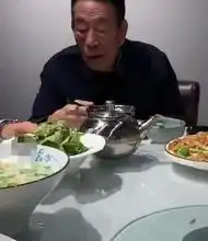 年龄的增长阻挡不了杨少华对美食的喜爱,88岁高龄依旧大吃大喝

