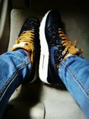 求nike大神这双nike是我在大润发专柜买的,回来我去天猫和官网看了只有这个款的板鞋版,却没
