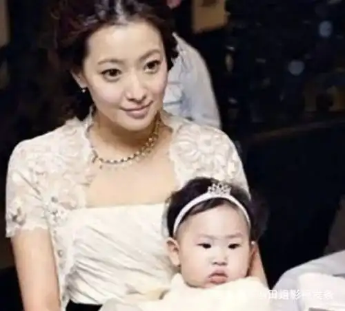 她有韩国第一美女的称号,女儿3岁时被质疑颜值,今11岁令人惊艳
