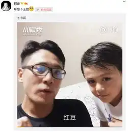 刘烨戴黑框眼镜搞怪儿子诺一在旁静静观看滚动新闻
