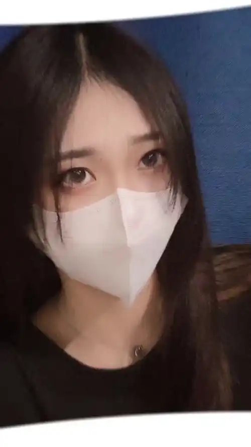 分享照片戴口罩的女孩楼道拍照
