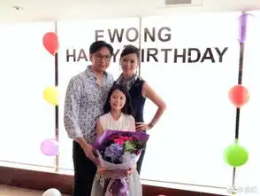 翁虹生日会杨乐乐捧场一家三口对镜甜笑好幸福
