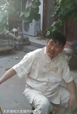 大衣哥坐地上闹,网友拍照的大衣嫂手很粗,戒指很亮