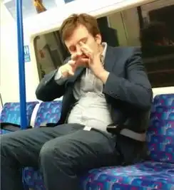 英男子公然在地铁内吸毒兴奋得发出动物般的尖叫声
