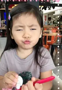 小s放女儿丑照,阿雅照片中女儿不是甜馨吗
