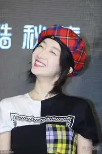 周冬雨戴贝雷帽复古优雅格子短裙率性俏皮