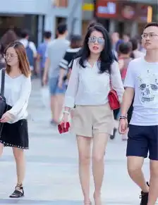 街拍一字肩衬衫搭配超大破洞牛仔裤,图1穿着很大胆
