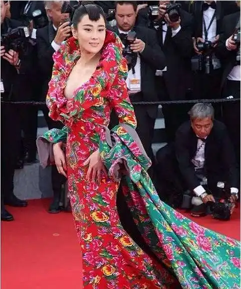 张馨予炕头大棉被造型之后,再出一款青菜虫造型,网友招人烦
