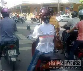 妹子,出门也太着急了吧
