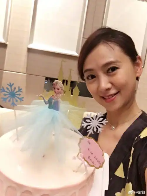 翁虹过49岁生日满脸幸福对镜甜笑揭秘冻龄秘诀
