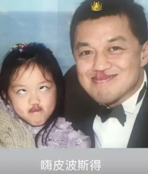 同是王菲的基因,把窦唯的女儿和李亚鹏的女儿对比,差距就出来了
