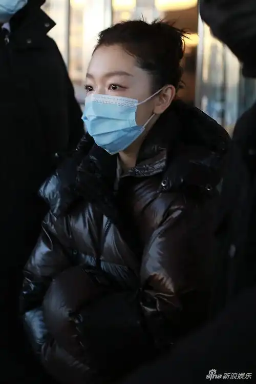 组图周冬雨裹羽绒服亮相春晚联排戴大口罩更显小脸精致
