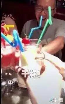 一群人只花10块钱在海底捞畅吃下午茶,是好玩还是没素质
