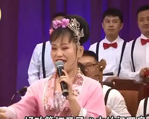 赵家班罕见合体表演,赵本山精神百倍,25位弟子表情千奇百怪
