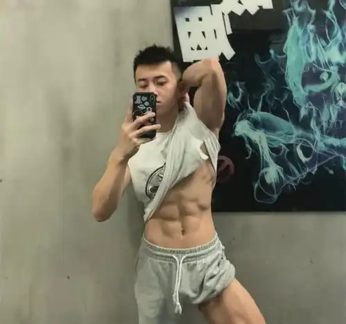 深夜大街偶遇肌肉男脱衣服后...
