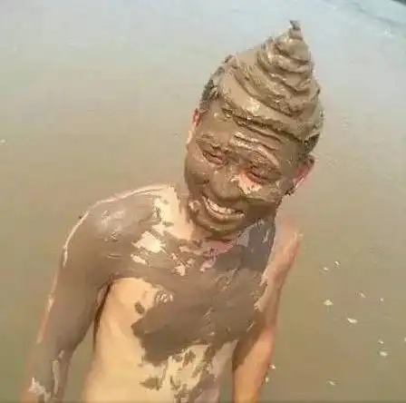 爱自拍的妹子,走到哪里都不会放弃自拍的机会啊
