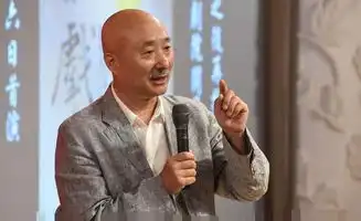 腾格尔和陈佩斯同框,两个光头老大爷面对面喝酒划拳有点搞笑
