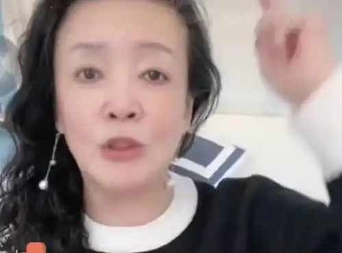 汪小菲分手后公开现身,与妈妈和好如初,张兰为其系扣显母子情深