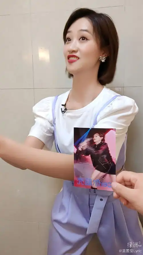 蓝盈莹绿洲模仿自己表情包动作到位无偶像包袱
