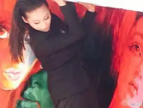 宁静自制搞笑耳罩红唇抢镜一身无袖性感装扮吸引眼球组图
