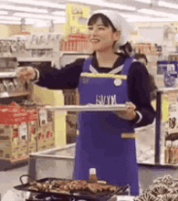 搞笑gif妹子,大热天躺在冰箱里你真会享受
