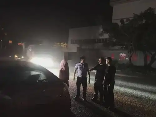 因感情问题,乐山市中区一女子驾车到峨边欲带其女儿轻生...

