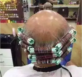 搞笑gif小妹妹,你在看什么呢看把你高兴的,我就喜欢你这样